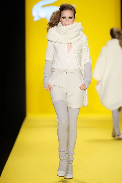 Look 10